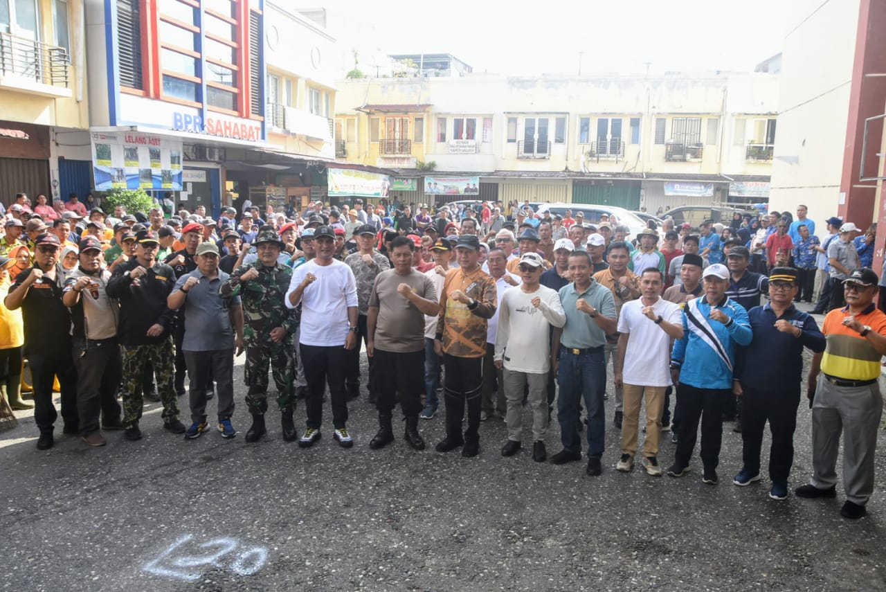 Bupati Hurmin berbaur dengan warga